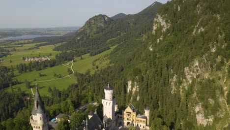 Rückzug-Aus-Der-Luft-Enthüllt-Märchenhaftes-Schloss-Neuschwanstein-In-Deutschlands-Bayerischer-Region