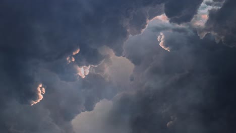 Dunkle-Und-Sich-Bewegende-Kumulonimbuswolken,-Gewitter