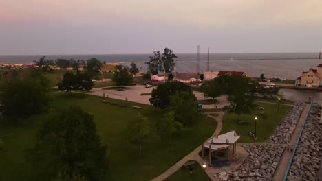 Antenne-Von-Gewitterwolken,-Die-Während-Eines-Milden-Sonnenuntergangs-über-Dem-Michigansee-Hereinrollen