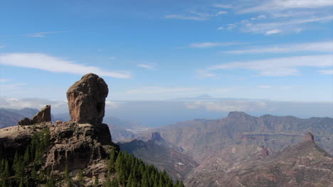 Flug-Um-Den-Roque-Nublo,-Einen-Vulkanfelsen-In-Der-Caldera-Von-Tejeda,-Gran-Canaria,-Kanarische-Inseln,-Spanien