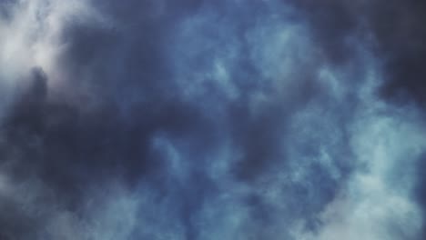 Nubes-Voladoras-En-Cielo-Azul-Y-Tormenta