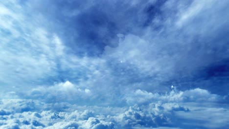 Zeitraffer-Der-Weißen-Wolken-Des-Gewitters-Im-Blauen-Himmel