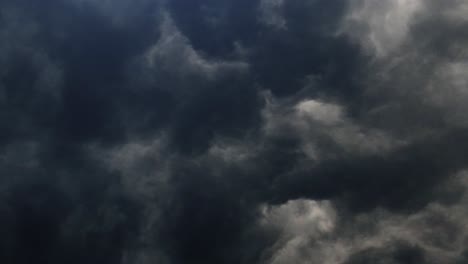 Sicht-Dunkle-Wolken-Mit-Gewitter