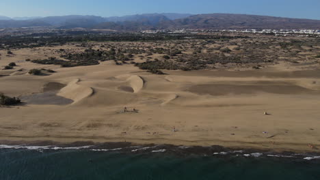 Vista-Aérea-De-Drones,-Volando-Desde-El-Océano-Hasta-La-Playa