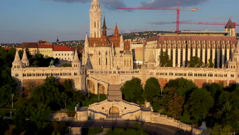 Aufschlussreiche-Drohnenaufnahme-Der-Budaer-Burg-Und-Des-Burgbergs-In-Budapest,-Ungarn