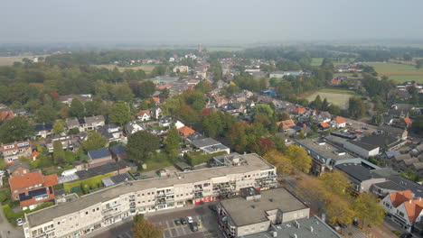 Ausleger-Der-Schönen-Kleinstadt-Im-Herbst