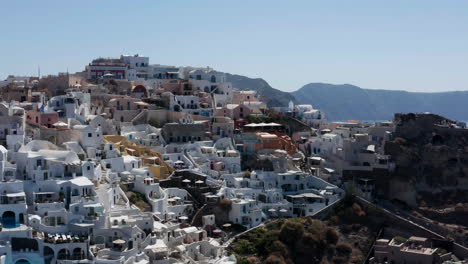 Malerischer-Blick-Auf-Die-Stadt-Oia-Auf-Der-Insel-Santorini,-Griechenland---Luftdrohnenaufnahme