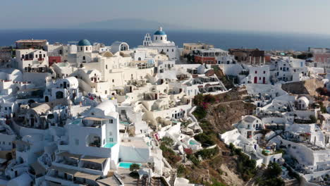 Malerischer-Blick-über-Das-Berühmte-Dorf-Oia-Auf-Der-Insel-Santorini,-Griechenland---Luftdrohnenaufnahme