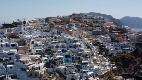 Das-Malerische-Dorf-Oia-Auf-Santorini,-Griechenland-Im-Sommer---Luftdrohnenaufnahme