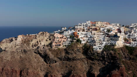 Oia,-Traditionelles-Griechisches-Dorf-Auf-Santorini,-Griechenland---Luftdrohnenaufnahme