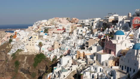 Beautiful-Houses-At-The-Coastal-Village-Of-Oia-On-A-Sunny-Day-In-Santorini,-Greece
