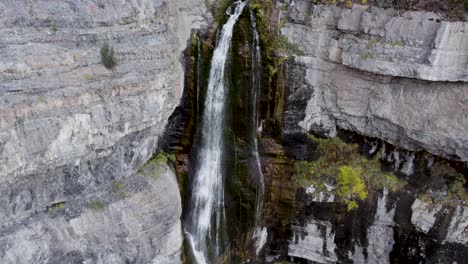 Fließender-Wasserfall,-Der-Auf-Felsigen-Klippen-In-Den-Bergen-Von-Utah-Kaskadiert---Antenne