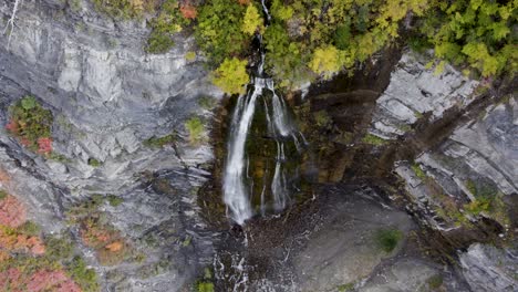 Epische-Luftaufnahme,-Die-Die-Wasserfälle-Des-Brautschleiers-In-Der-Provo-Schlucht-Von-Utah-Enthüllt