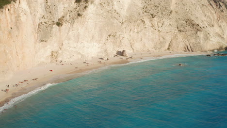 Playa-De-Arena-Con-Imponentes-Acantilados-En-Porto-Katsiki-En-La-Isla-De-Lefkada,-Mar-Jónico,-Grecia,-Europa