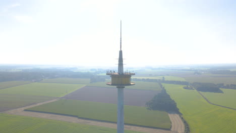 Torre-De-Telecomunicaciones-Plettenberg-En-Dotternhausen,-Alemania-Con-Paisaje-Neblinoso-En-Segundo-Plano