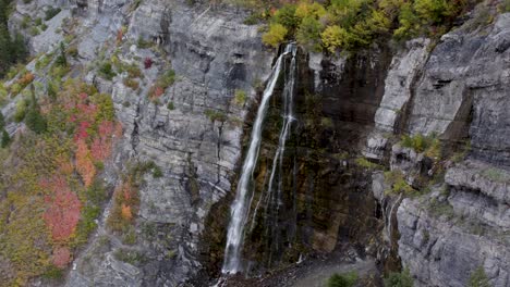 Herbstfarben-Durch-Schönen-Wasserfall-In-Den-Malerischen-Utah-bergen,-Antenne