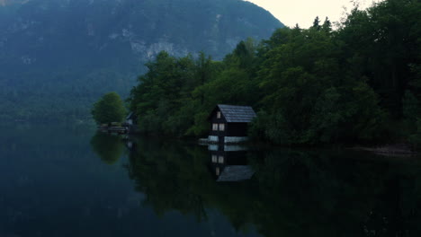 Cabañas-A-Orillas-Del-Lago-Con-Reflejos-En-El-Lago-Bohinj-En-Los-Alpes-Julianos,-Parque-Nacional-Triglav,-Eslovenia