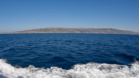 View-from-a-boat-of-Rancho-Palos-Verdes-in-southern-California-in-slow-motion