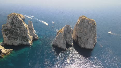 Erstaunliche-Luftaufnahme-Von-Faraglioni-In-Der-Sommersaison,-Capri---Italien