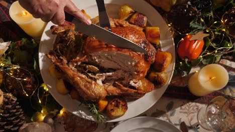 Köstliche-Thanksgiving-Frittierte-Truthahn-Mit-Messer-Schneiden,-Overhead-Aufnahme