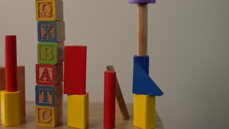 Torre-De-Cubo-De-Madera-Con-Letras,-Juguete-Para-Niños