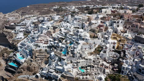 Luftaufnahme-Von-Oia,-Dem-Schönsten-Dorf-Der-Insel-Santorini-In-Griechenland-Im-Sommer---Drohnenaufnahme