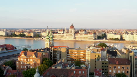 Filmische-Drohnenaufnahme-Des-Ungarischen-Parlamentsgebäudes-Und-Der-Kronjuwelen-In-Budapest,-Ungarn