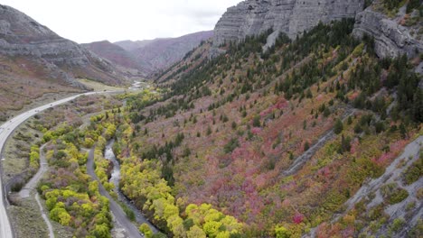 Camino-Pavimentado-A-Lo-Largo-Del-Cañón-Provo-Cerca-De-Las-Cataratas-Velo-De-Novia-Durante-La-Temporada-De-Otoño-En-Utah,-Estados-Unidos