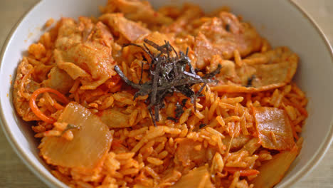 Gebratener-Kimchi-Reis-Mit-Schweinefleisch-In-Scheiben-Geschnitten---Koreanischer-Essensstil
