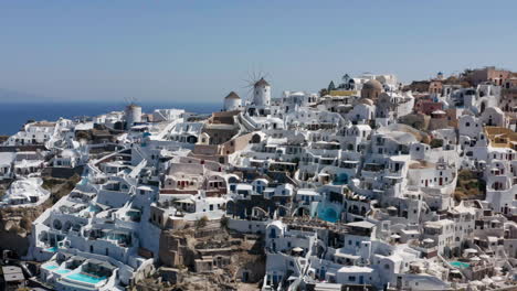 Rugged-Clifftops-Of-Whitewashed-Houses-In-The-Famous-Town-Of-Oia-In-Santorini-Island,-Greece