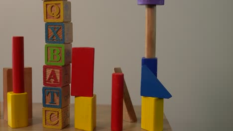 Würfel-Und-Holzturm-Für-Kleinkinder