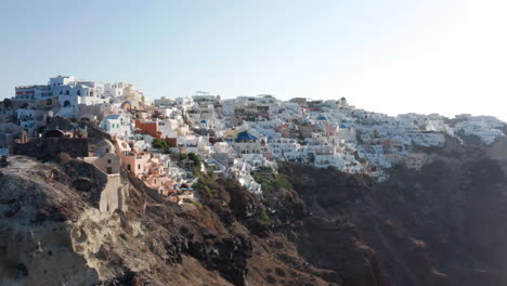 Coastal-Settlement-With-Whitewashed-Houses-On-Rugged-Clifftops---Oia-In-Santorini,-South-Aegean,-Greece