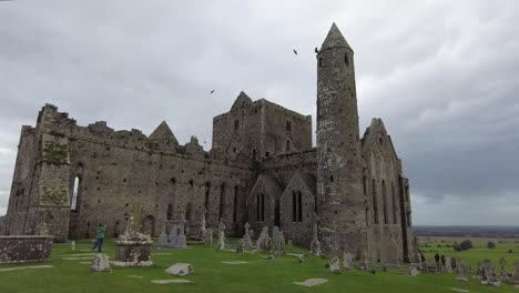 Linksschwenk-Auf-Den-Felsen-Der-Kathedralenruine-Von-Cashel-In-Der-Grafschaft-Tipperary-In-Südirland