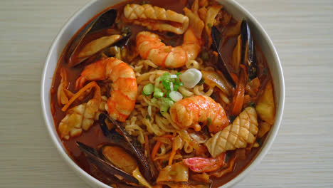 Jjamppong---Korean-Seafood-Noodle-Soup---Korean-food-style