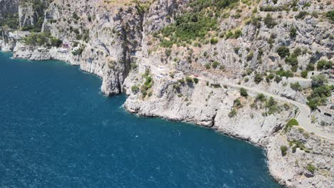 Vista-Aérea-De-La-Costa-De-Amalfi-Desde-Drone,-Italia