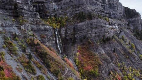 Abhänge-Von-Bergfelsstreifen-Neben-Brautschleier-Wasserfällen-Im-Provo-Canyon,-Utah,-Drohnenaufnahme-Aus-Der-Luft