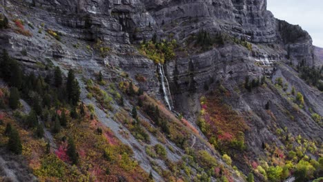 Vista-Aérea-De-Otoño-De-La-Cascada-De-Bridal-Veil-Falls,-Provo-Canyon,-Utah