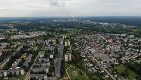 Wohnhäuser-Von-Jonava-Und-Achema-Chemische-Industriefabrik-Im-Horizont