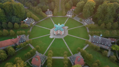 Drohne-über-Sternentstehung-Komplexer-Pavillons-Und-Schloss-Clemenswerth-In-Niedersachsen-Bei-Sögel,-Deutschland