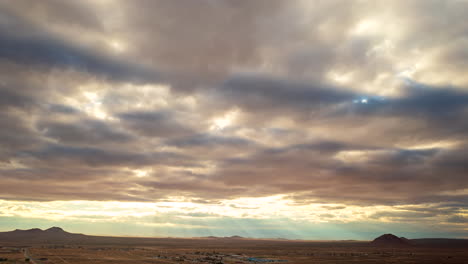 Lapso-De-Tiempo-De-Un-Paisaje-Nublado-Sobre-El-Desierto-De-Mojave-Visto-Desde-Un-Dron-De-Gran-Altitud