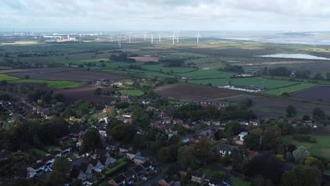 Cheshire-Ackerland-Landschaft-Windpark-Turbinen-Zur-Erzeugung-Erneuerbarer-Grüner-Energie-Luftbild-Vorwärtsabstieg