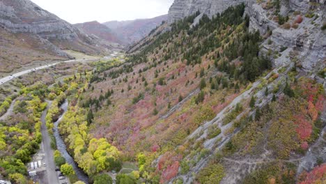 Berghang-Mit-Bunten-Herbstlichen-Blättern-In-Der-Provo-Schlucht,-Utah---Antenne