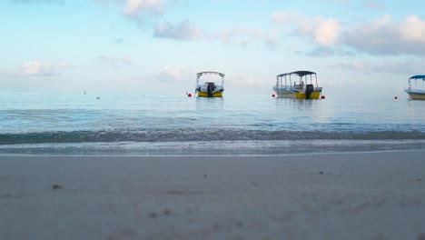 Statische-Aufnahmen-Eines-Weißen-Bootes-Auf-Den-Wellen-Im-Türkisfarbenen-Meerwasser-An-Der-Karibischen-Küste
