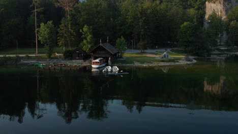 Tourist,-Der-Auf-Einem-Kanu-Am-Ruhigen-Wasser-Des-Bohinj-Sees-In-Der-Morgendämmerung-In-Slowenien-Rudert