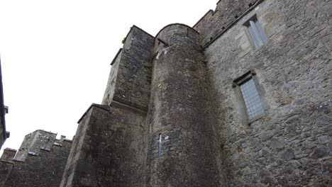 Aufsteigende-Aufnahme-Der-Burgmauern-Von-Cahir-In-Der-Grafschaft-Tipperary,-Irland
