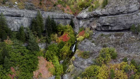 Hermosa-Cascada-En-Las-Montañas-De-Utah-Con-Vibrantes-Colores-De-Otoño,-Antena
