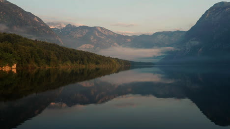 Hermoso-Paisaje-Del-Lago-Bohinj-En-Medio-De-Las-Montañas-Al-Amanecer-En-Eslovenia
