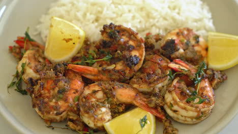 Jerk-Shrimps-Oder-Gegrillte-Shrimps-Nach-Jamaika-Art-Mit-Zitrone-Und-Reis