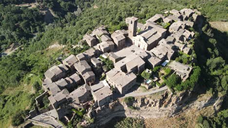 Civita-Di-Bagnoregio-Es-Una-Ciudad-Medieval-En-Italia-En-Lo-Alto-De-Una-Colina