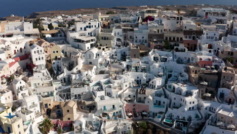 Coastal-Town-Of-Oia-With-Whitewashed-Houses-In-Santorini,-Greece